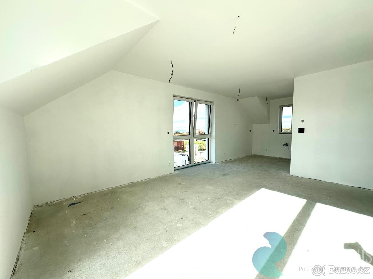 Byt 4+kk, 99m2, balkón 20,9m2, 2 parkovací stání, zahradní d - 12