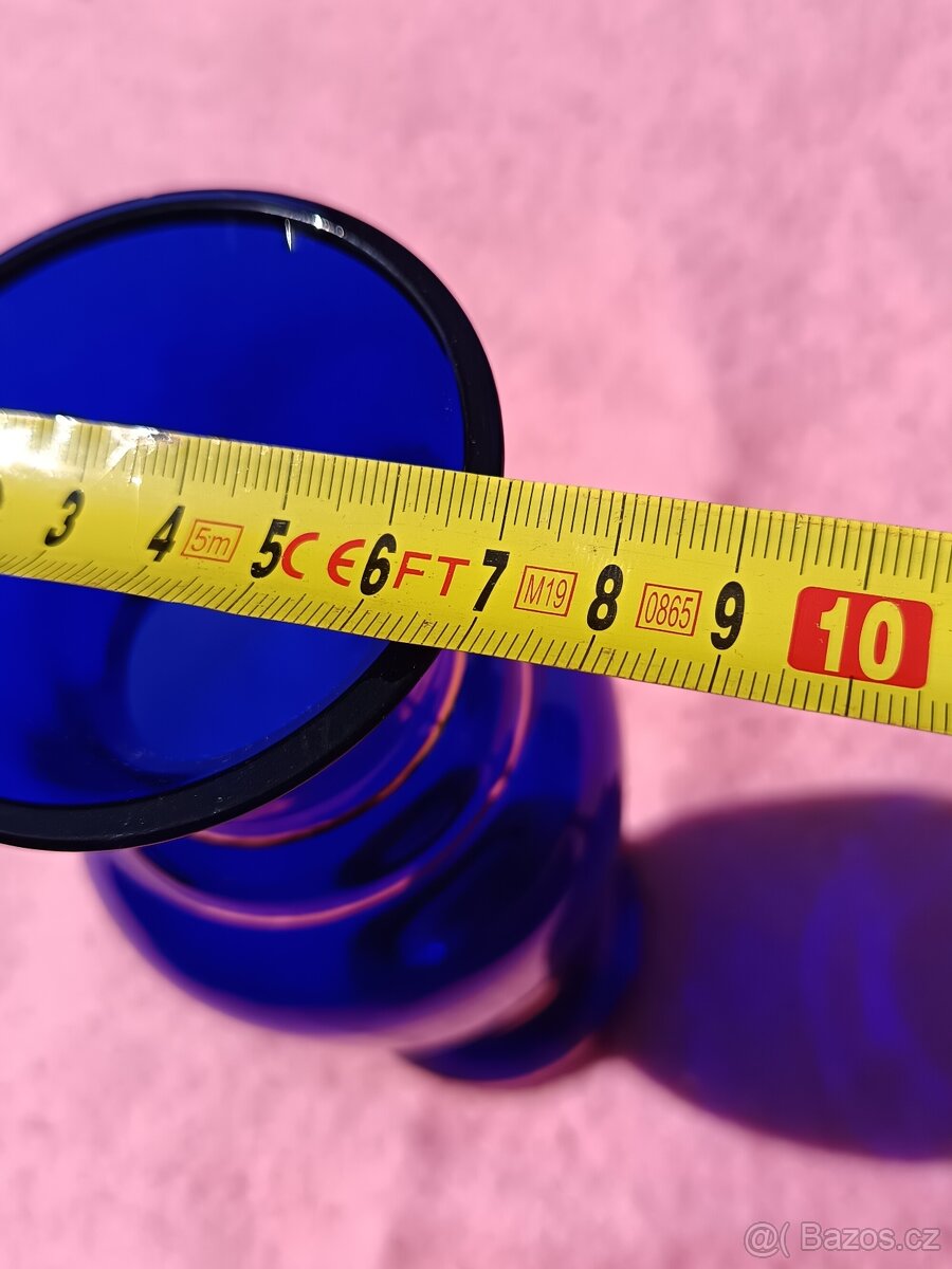 Modrá skleněná váza s květinami - 12