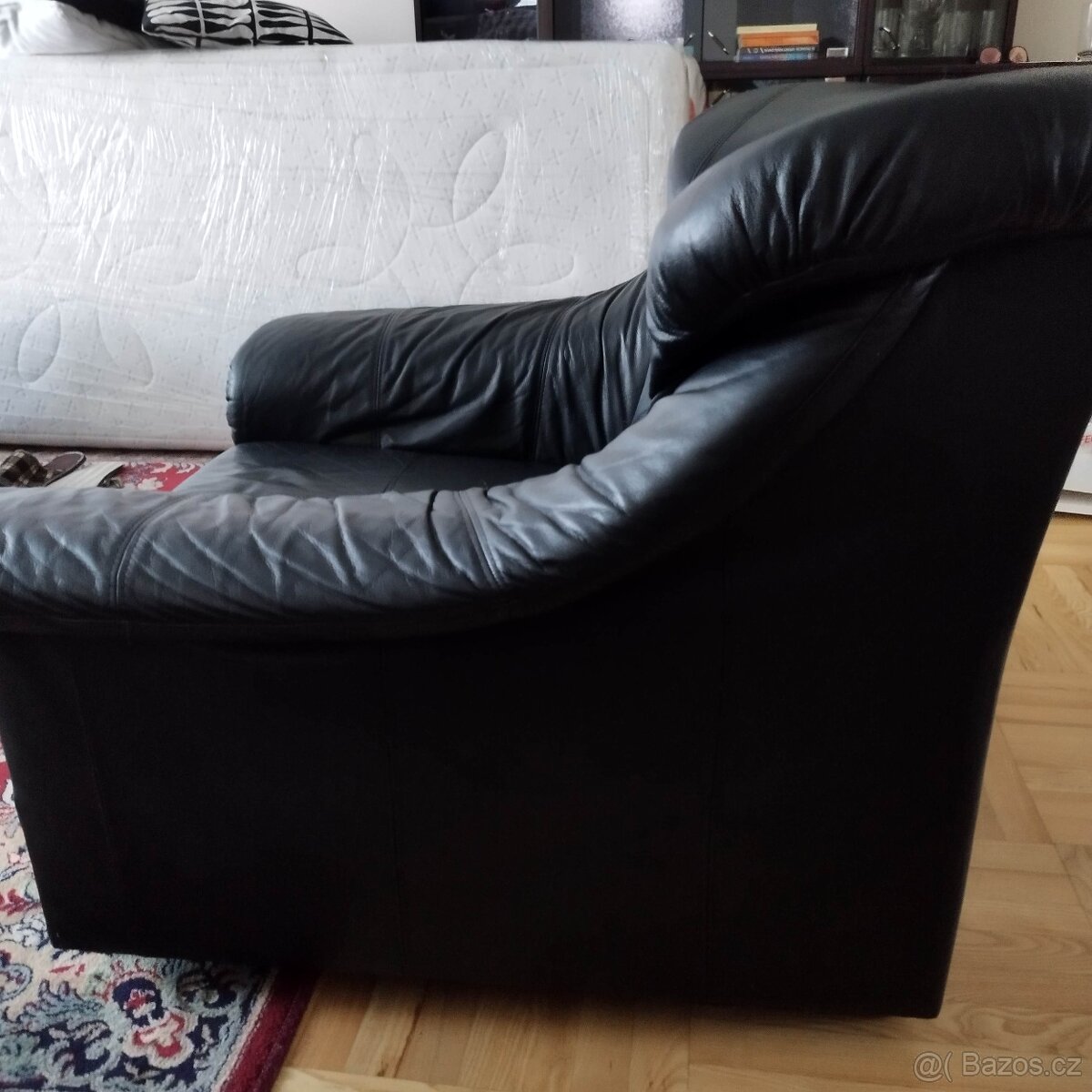 Černý kožený gauč s křesly černá barva - 12