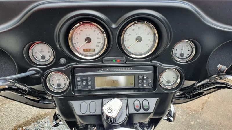 Harley Davidson FLHX Street Glide - 12