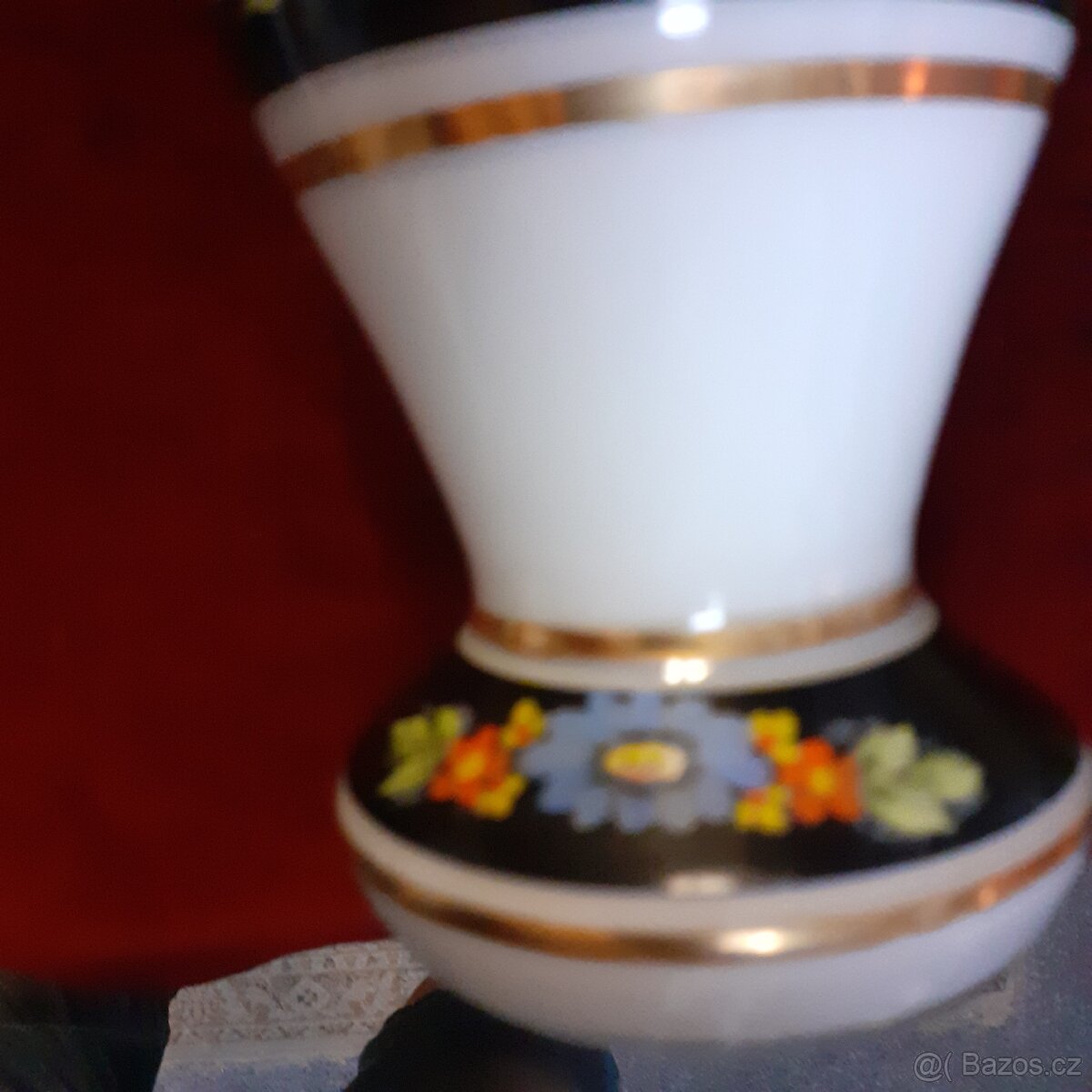 Starožitná váza z mléčného skla - 12