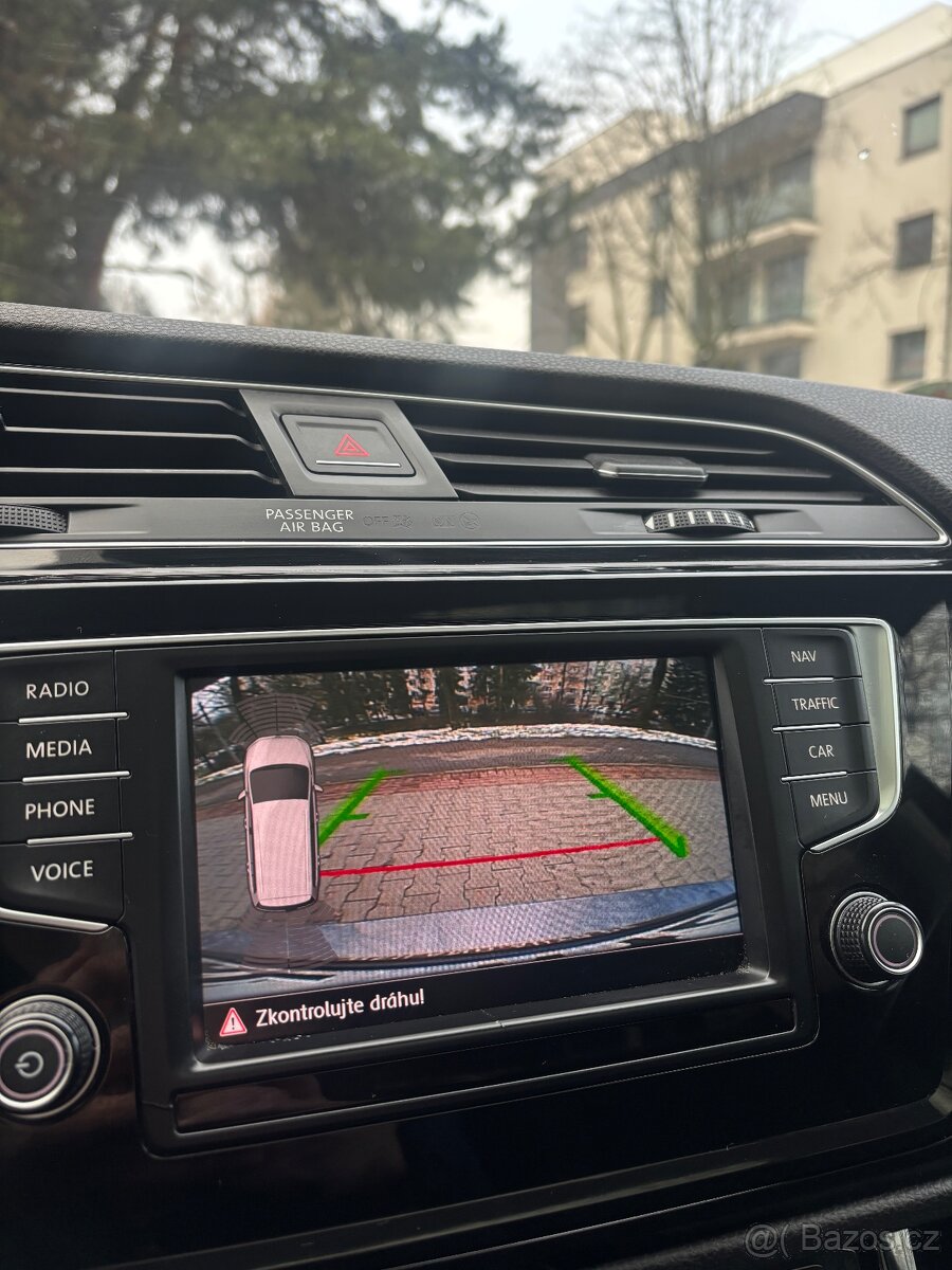 Volkswagen Touran 2.0 TDI, highline, plna histórie vyhřívaný - 12