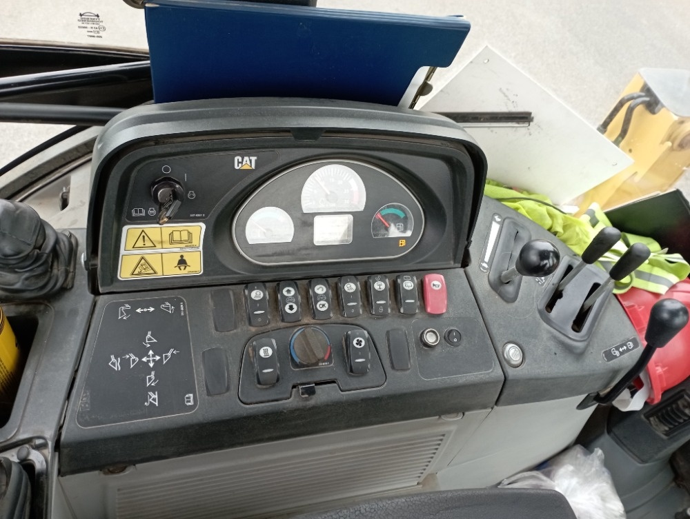 Prodám Caterpillar 428F - 12
