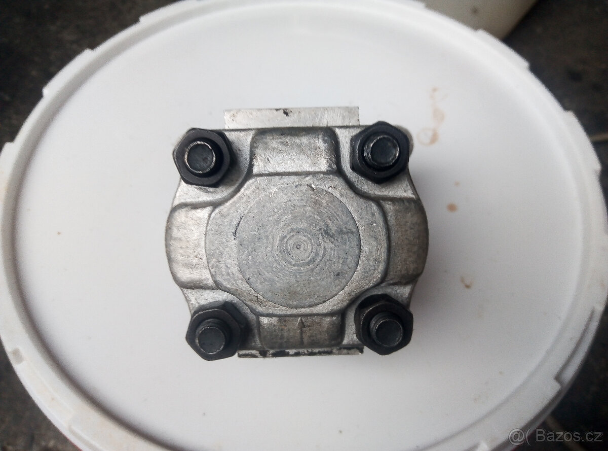 hydraulické čerpadlo 2 různé kusy - 12