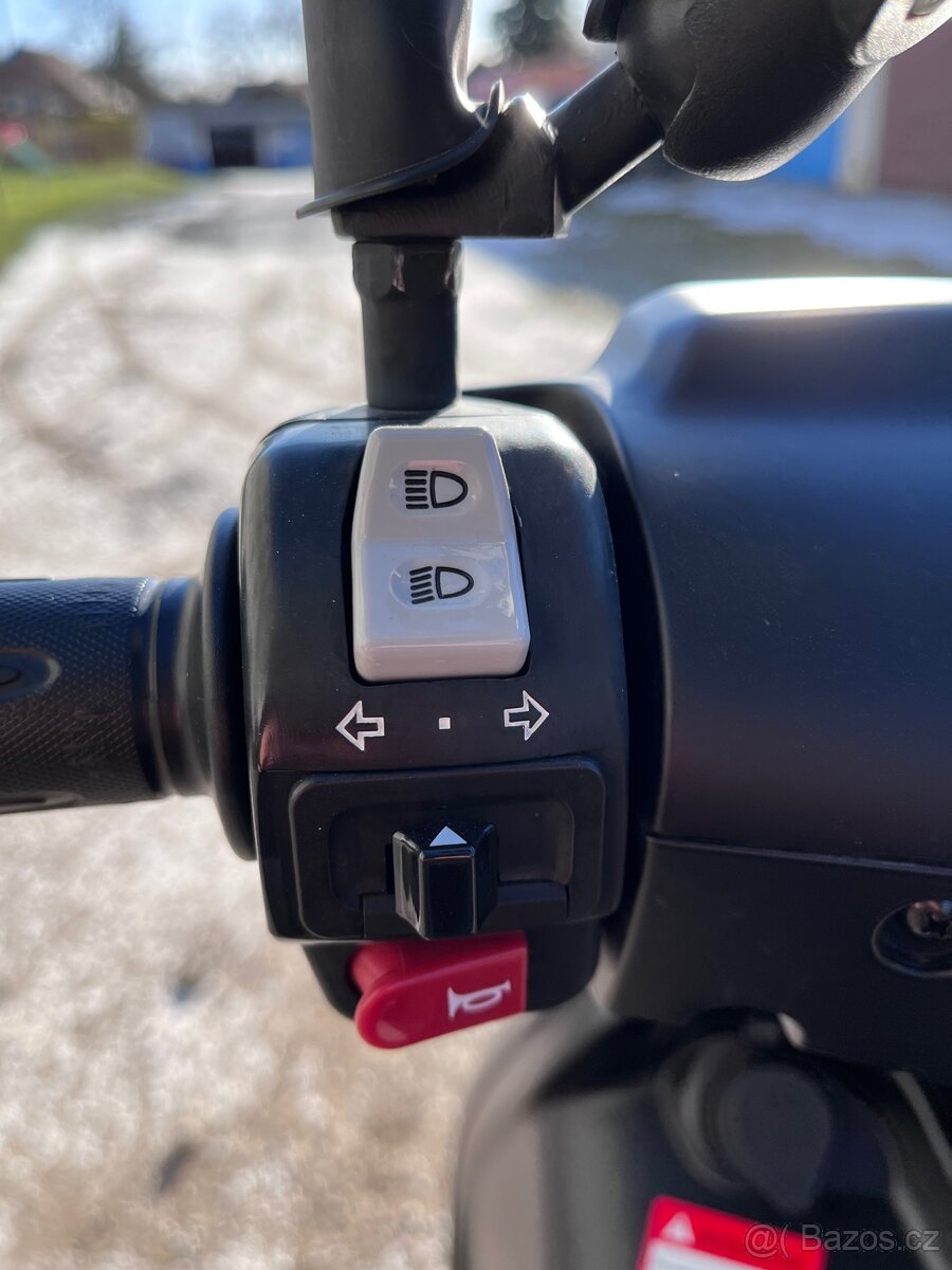 Sym Fiddle 125 skútr v retro stylu - 12