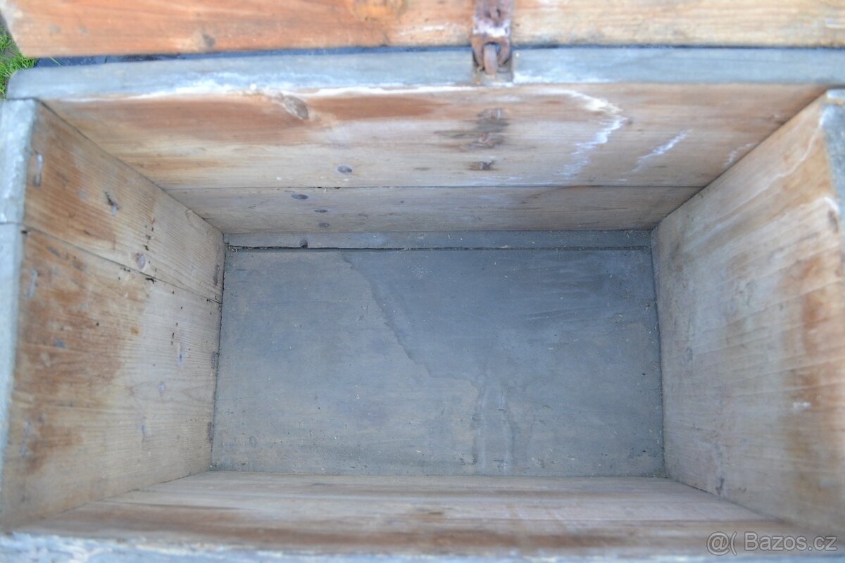 " PRODÁNO "Historická dřevěná truhlice s kováním č.1. - 12