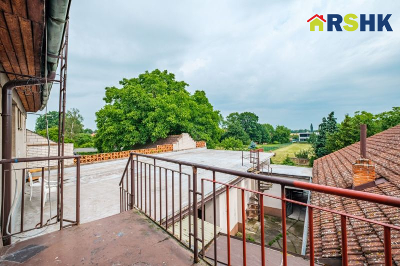 RD s 2 byty 3+1, garážemi, HK, ul. Zelená, pozemek... - 12