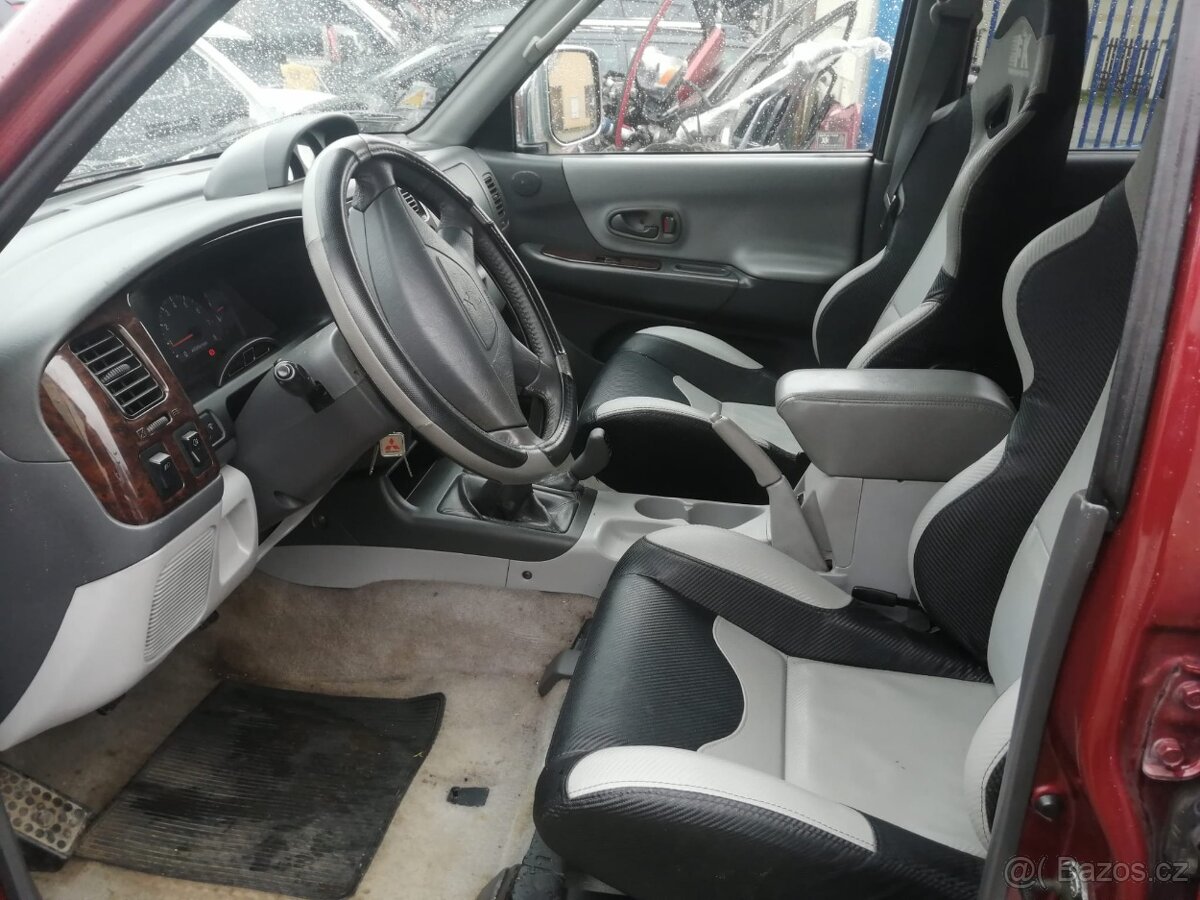 Mitsubishi Pajero Sport - 12