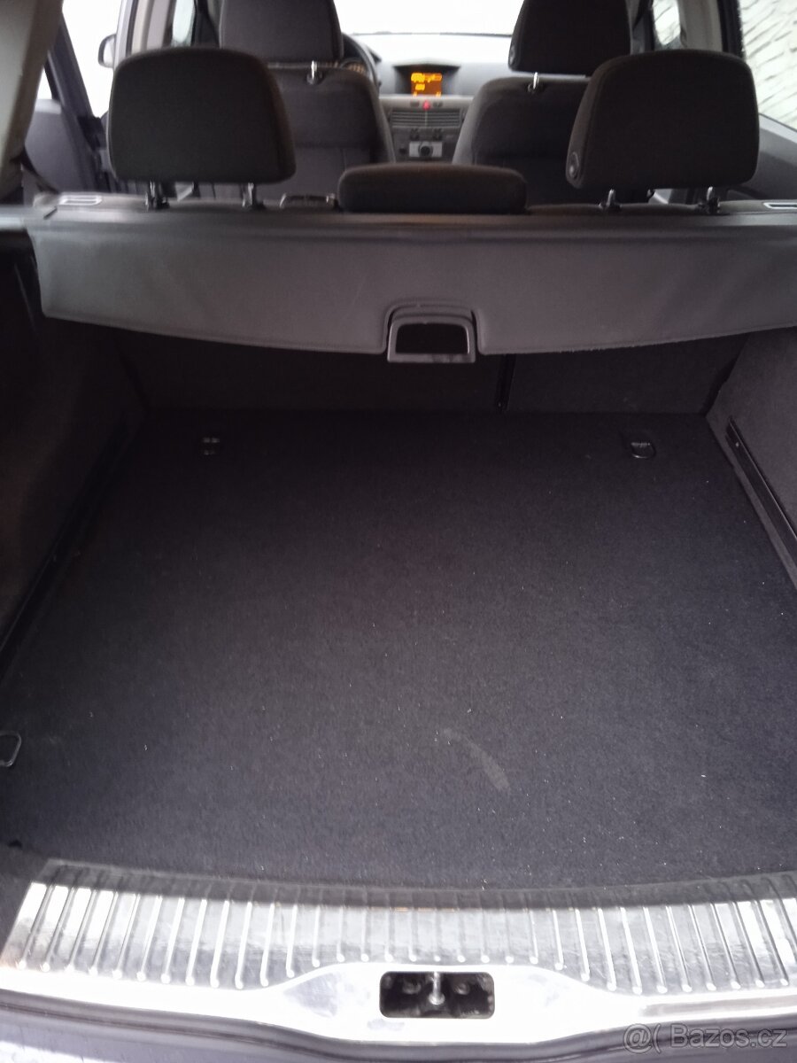 Opel Astra H caravan - 12