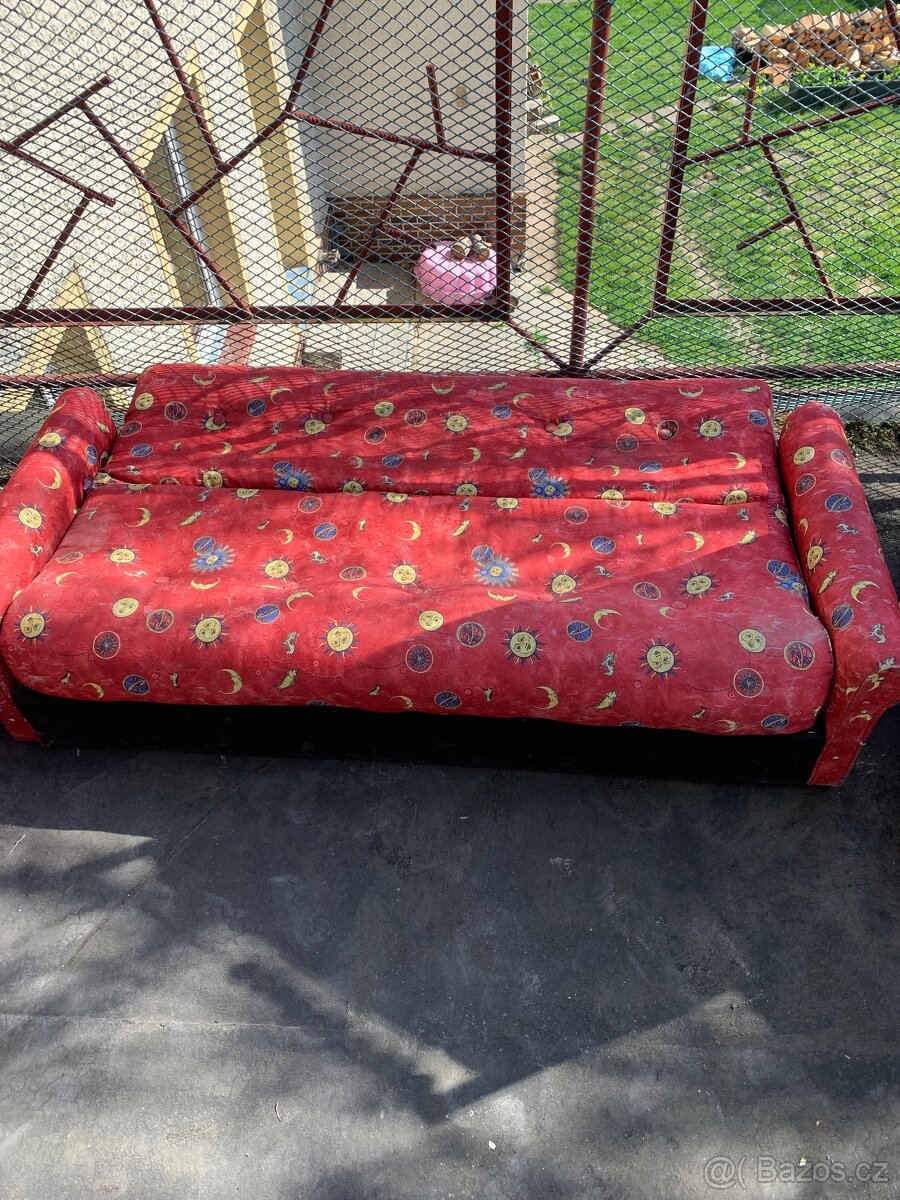 Sedačka (postýlka) + 2 křesla, magnetická tabule, stojan na - 12