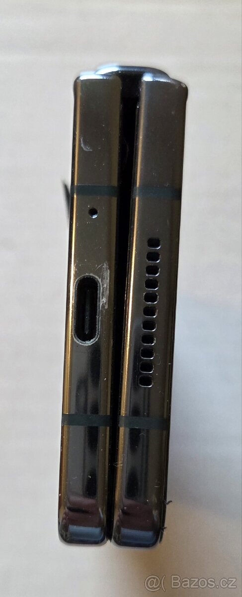 Samsung Galaxy Z Fold 4 poškozený - 12