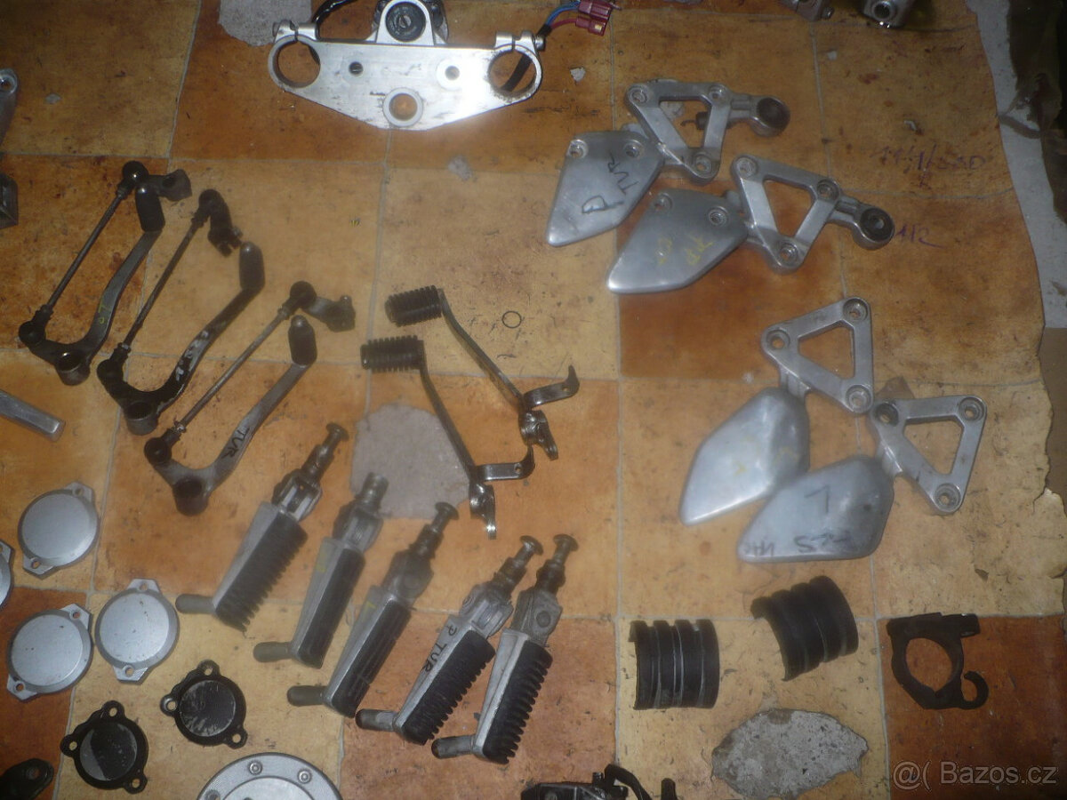 Yamaha FZS 600 Fazer r. 98-02-díly ze dvou motorek - 12