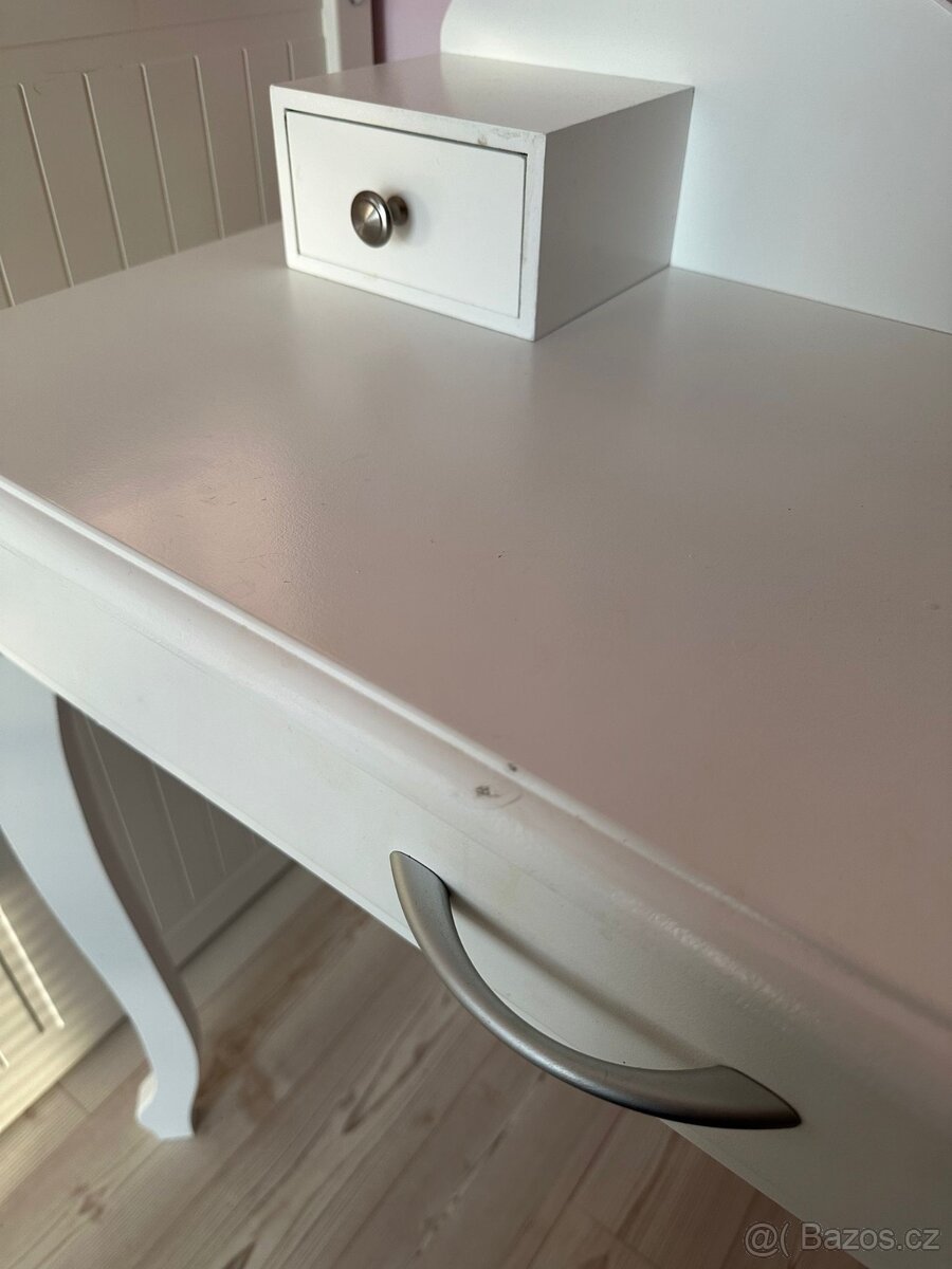 Kosmetický stolek s osvětlením - 12