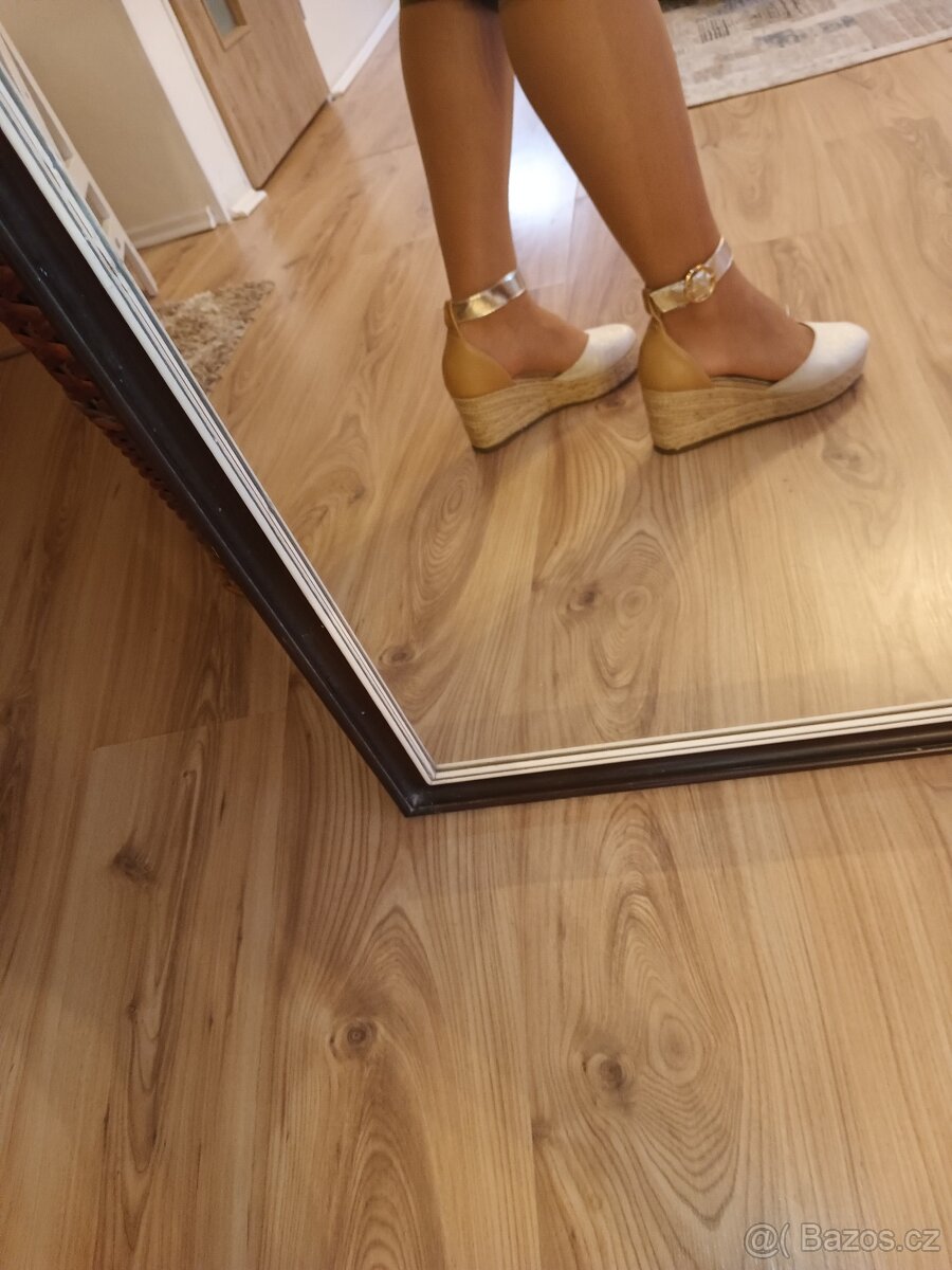 Nové sandálky na klínku DeeZee vel. 37 - 12