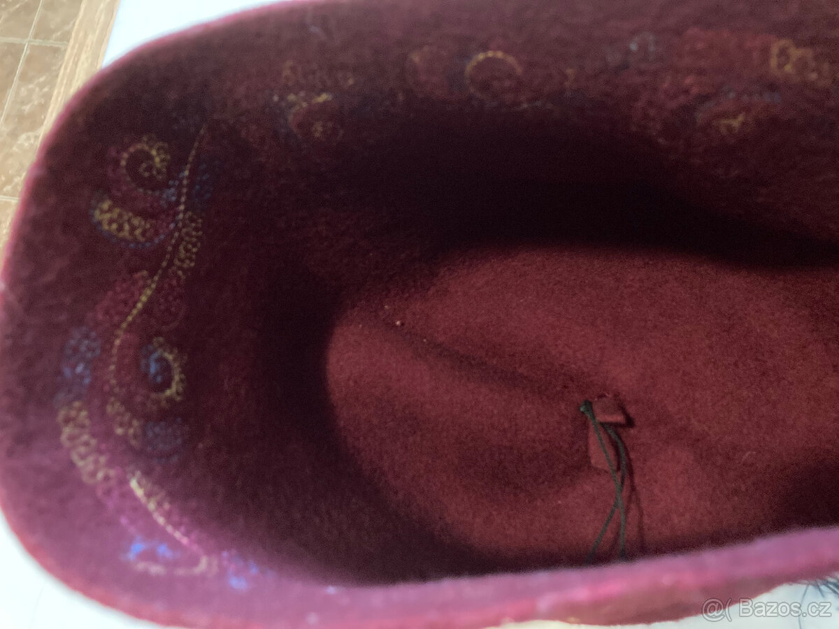Fez, pokrývka hlavy, vyšívaný za 800 kč - 12