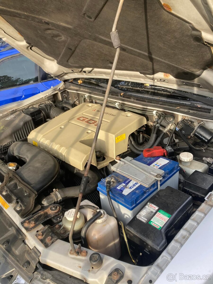 Mitsubishi Pajero wagon - 12