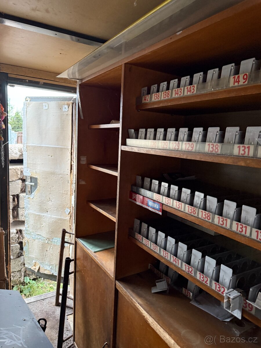 novinový stánek, sklad - 12