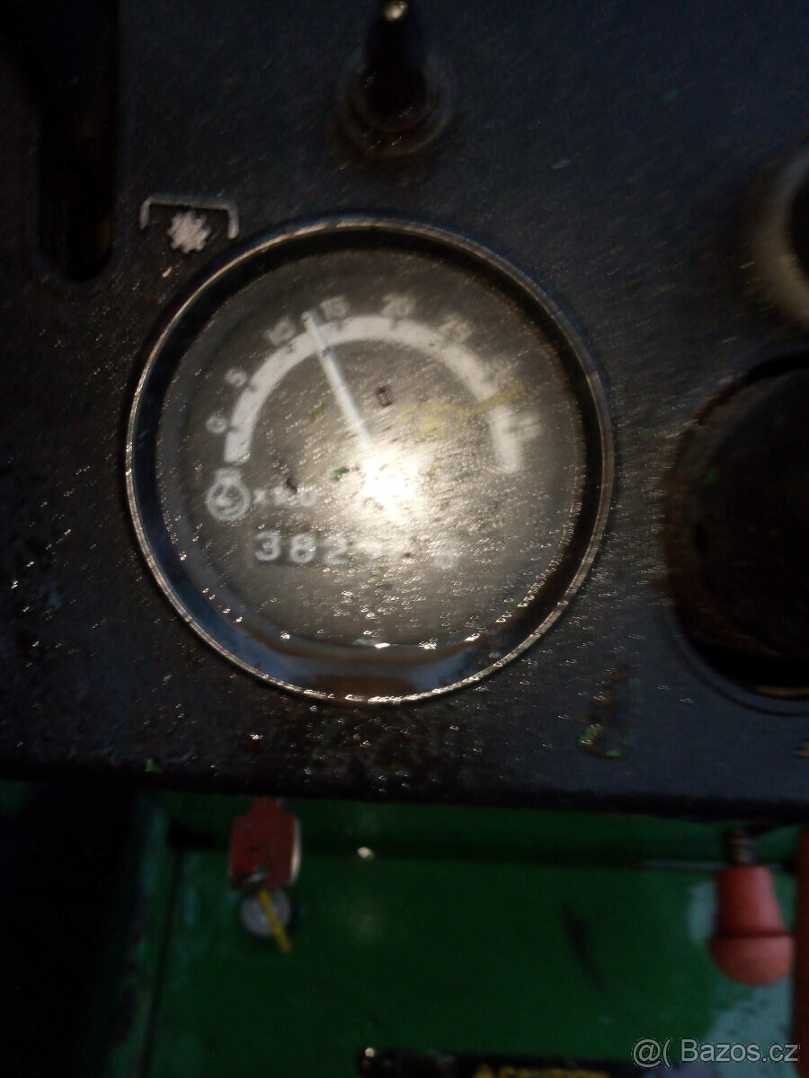 MALOTRAKTOR JOHN DEERE S ČELNÍM NAKLADAČEM - 12