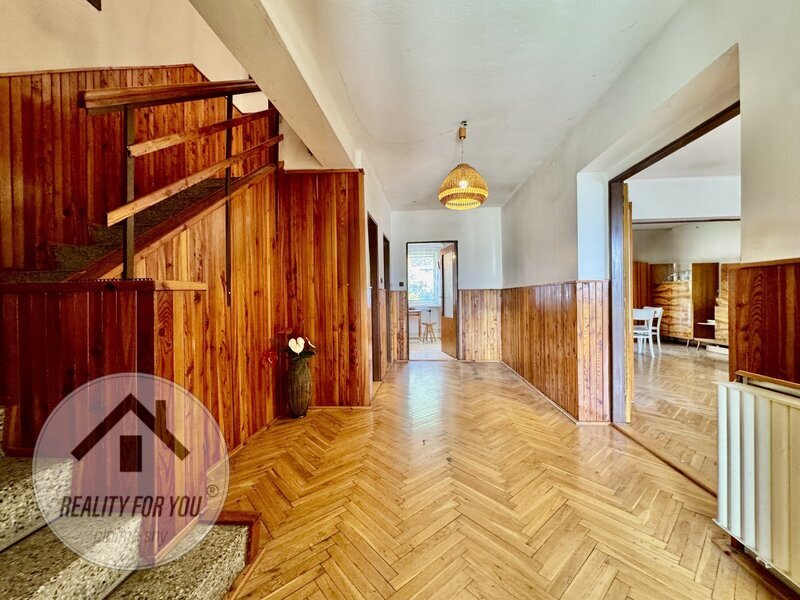 Prodej prostorného řadového domu s dispozicí 5+2 v Rovensko - 12