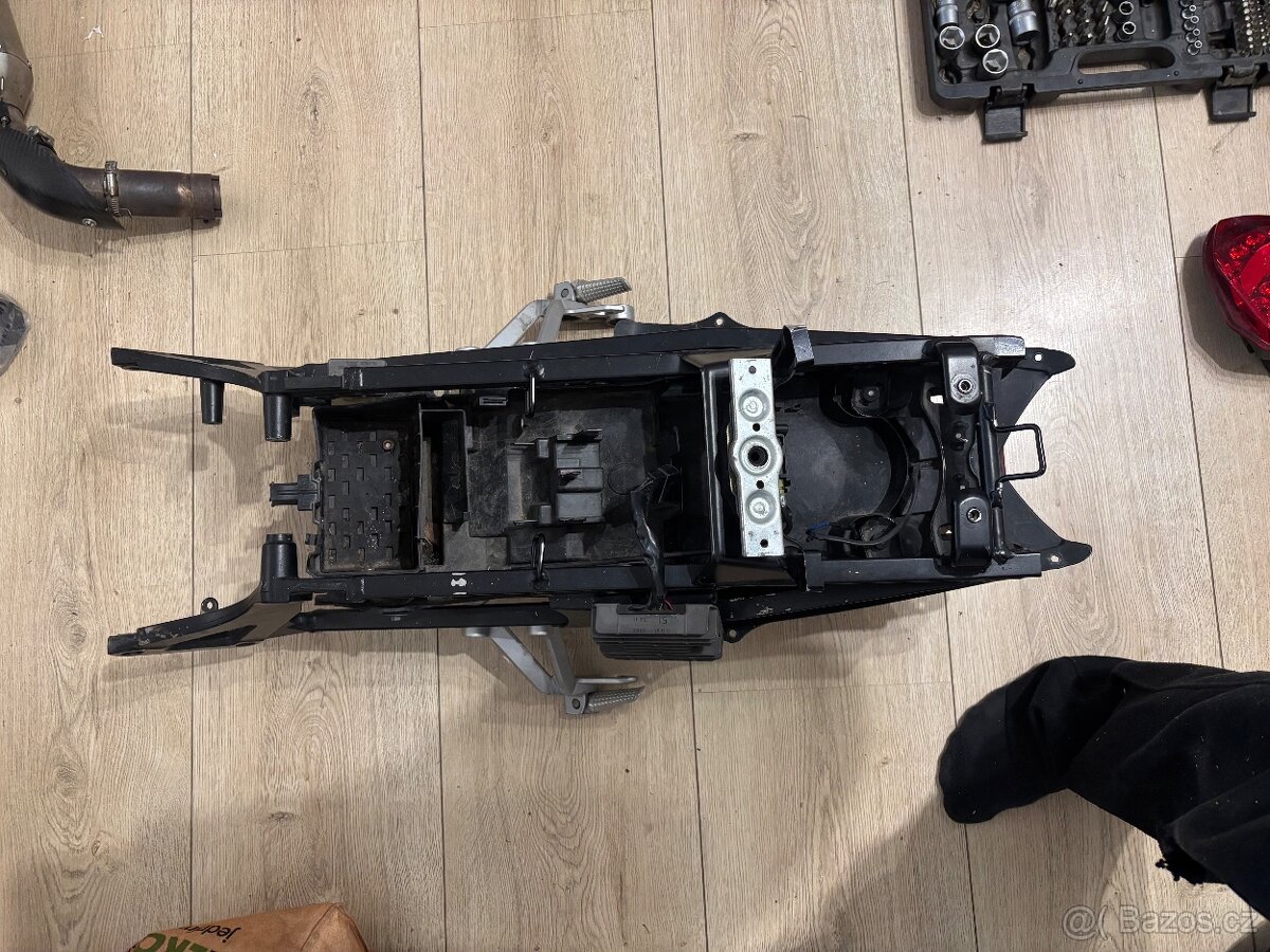 Podsedadlovy ram a plast na Suzuki Gsxr 1000 03-04 - 12