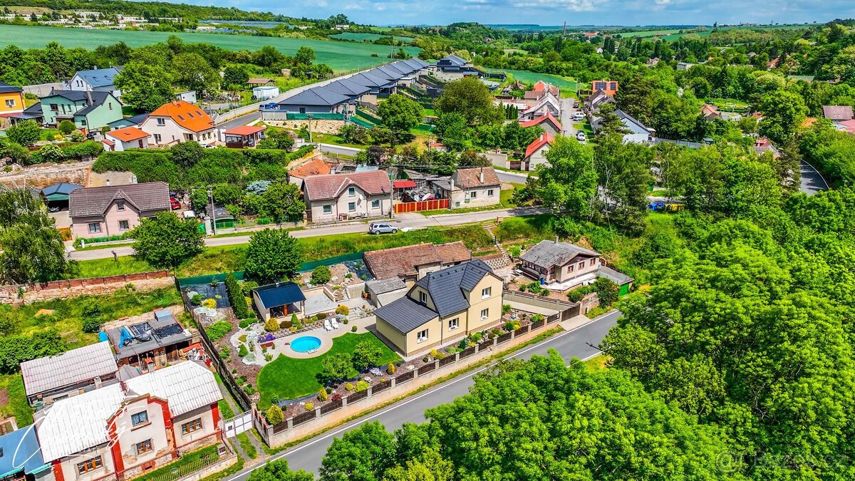 NOVINKA - Prodej krásného rodinného domu s bazénem, dřevěnou - 12