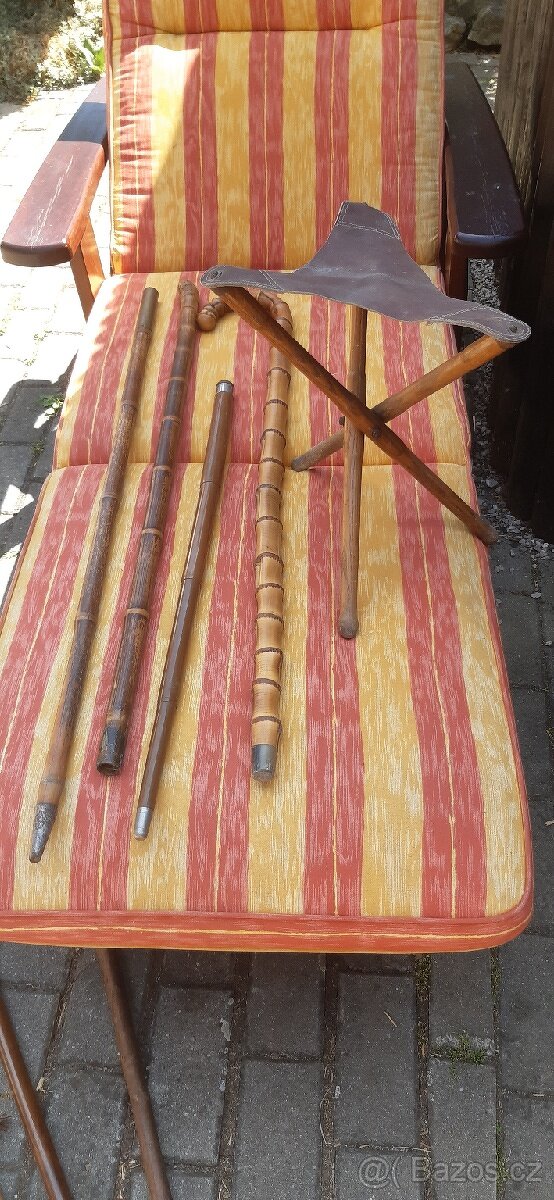 Vyřezávané dřevěné hole - 12