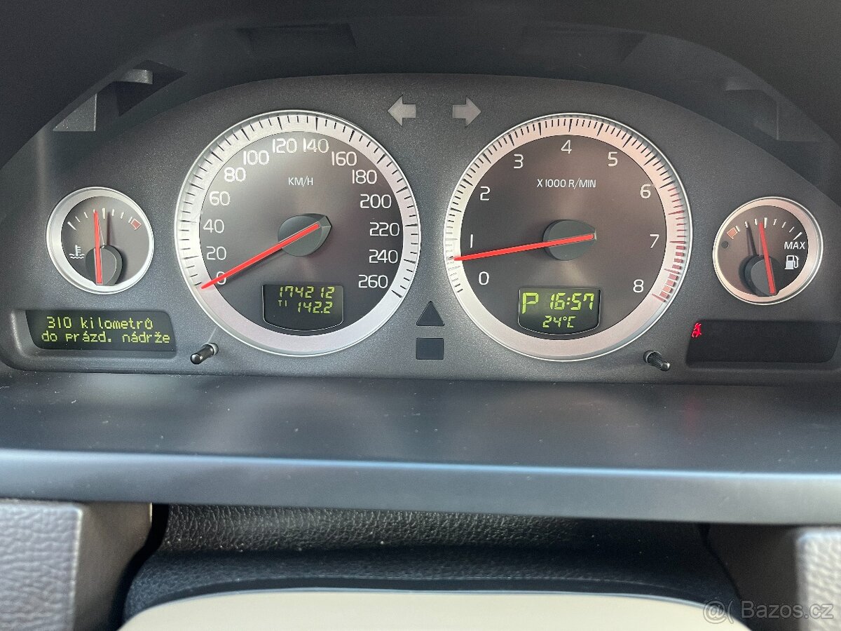 VOLVO XC90 3,2 6 válců benzín - 12
