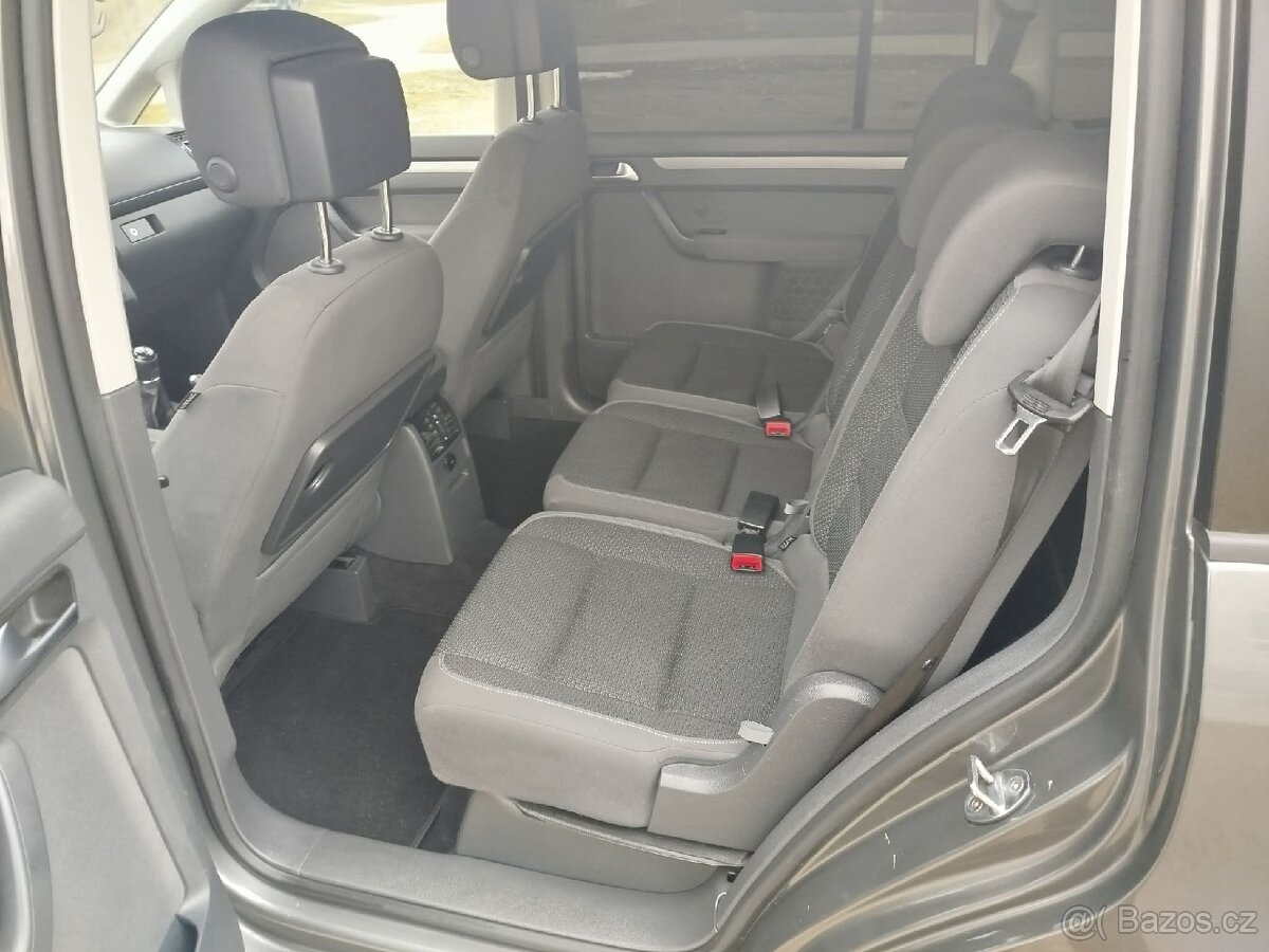 Volkswagen Touran - 12