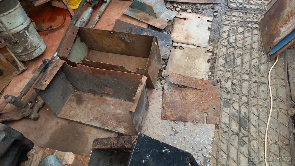 Zetor6711/6911-kastliky nářadí a baterky - 12