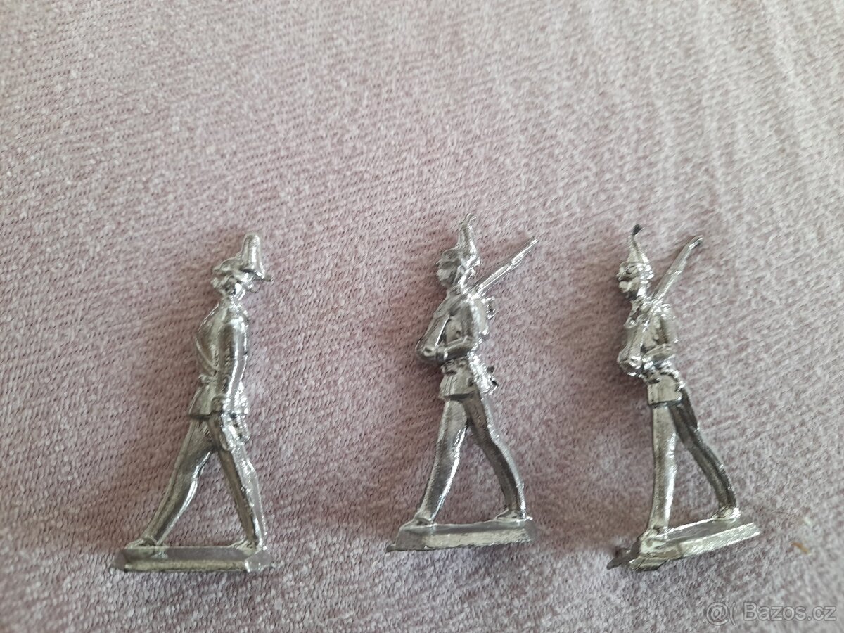cínoví vojáčci a další figurky - 12