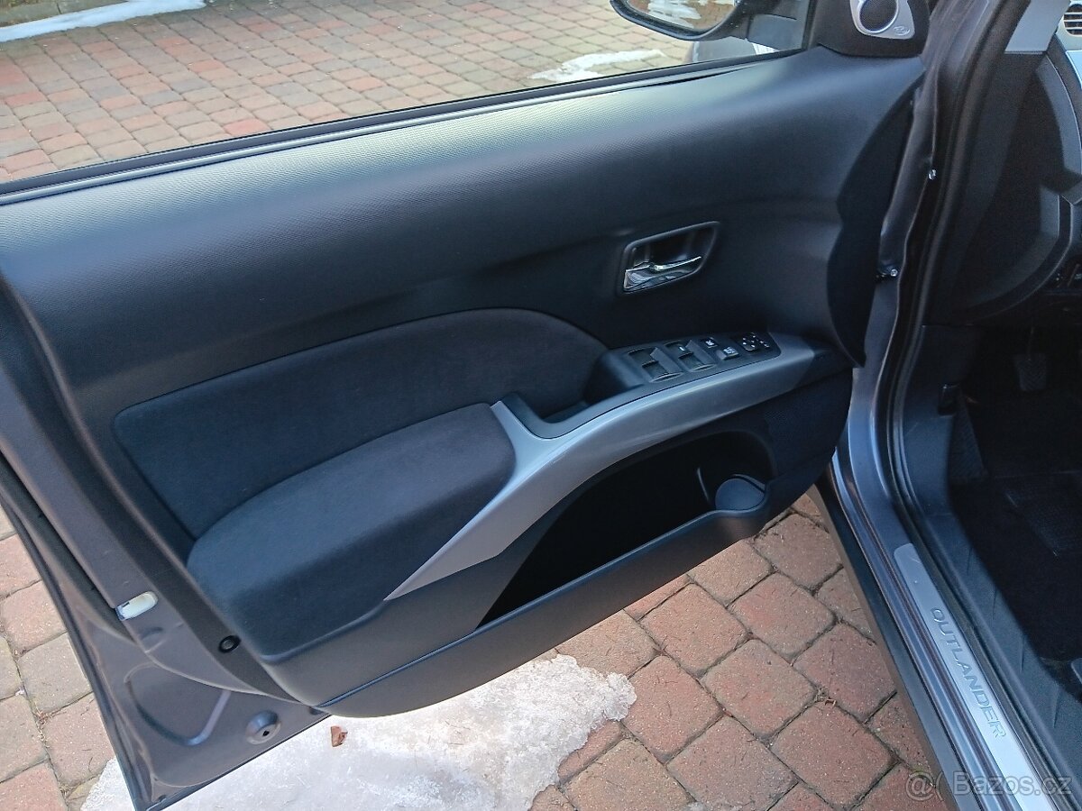 Mitsubishi Outlander, 2.2 DI-D 4x4 115Kw 7míst - 12