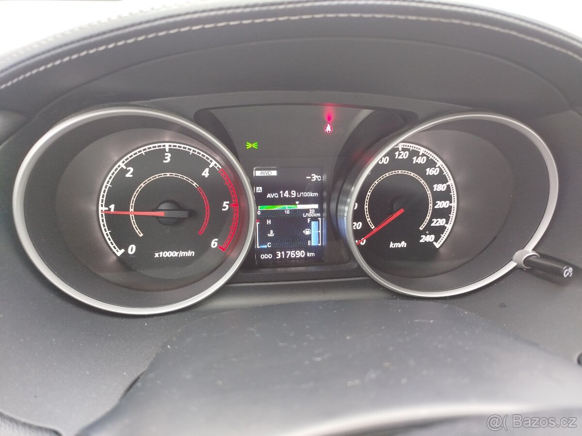 Mitsubishi Outlander 2.3 ,4x4 manuál 7 míst .r.v 2011 , - 12