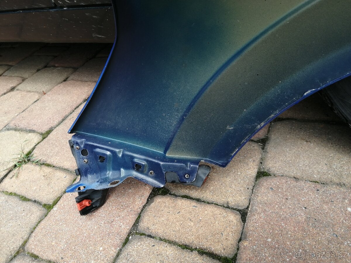 Opel Astra H pravý přední blatník - 12