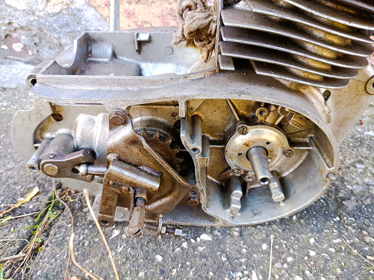 Starý motor na motocykl jawa čz typ 356 175 - 12