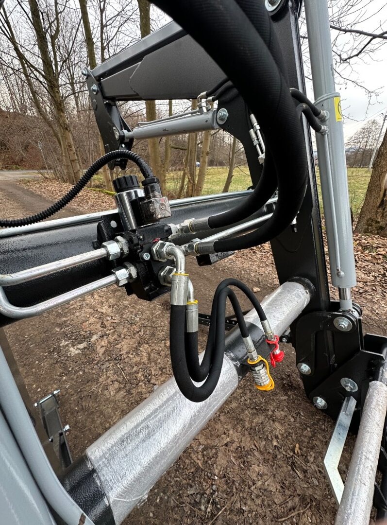 Čelní nakladač na traktor HYDRATRAC 1600 - 12