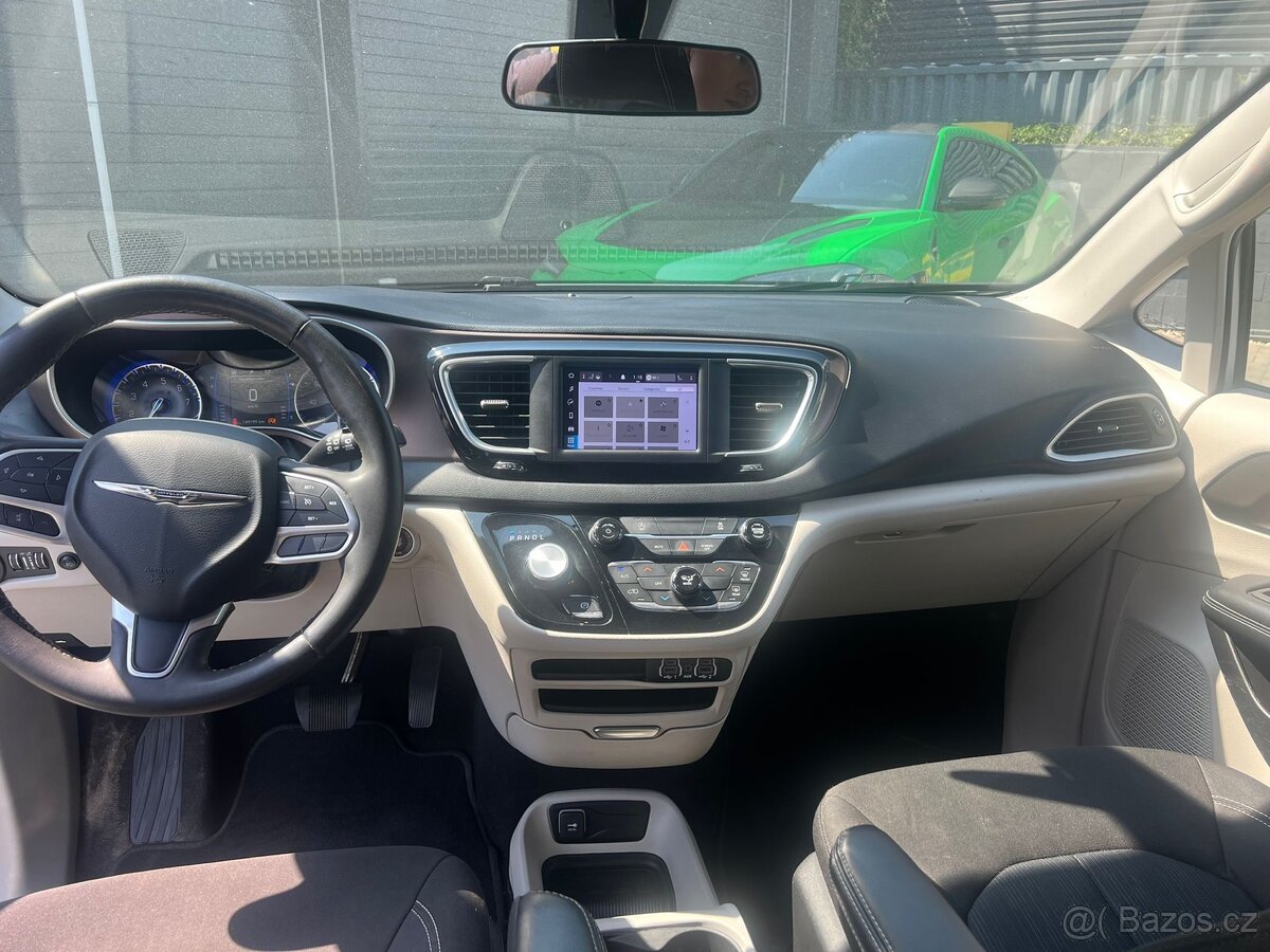 Prodám Chrysler Pacifica 2022 3,6 V6 - 12