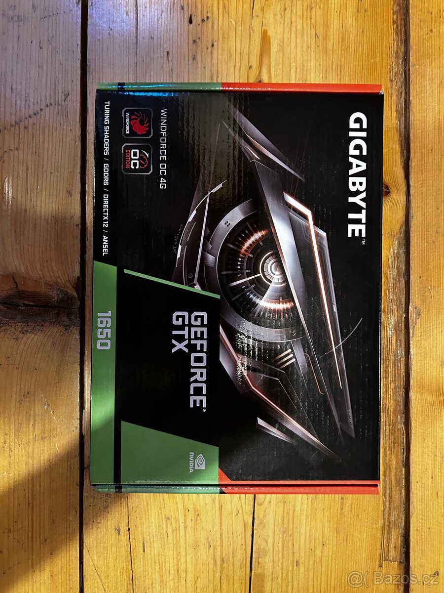 PC s monitorem, sluchátky, klávesnicí a myší - 12