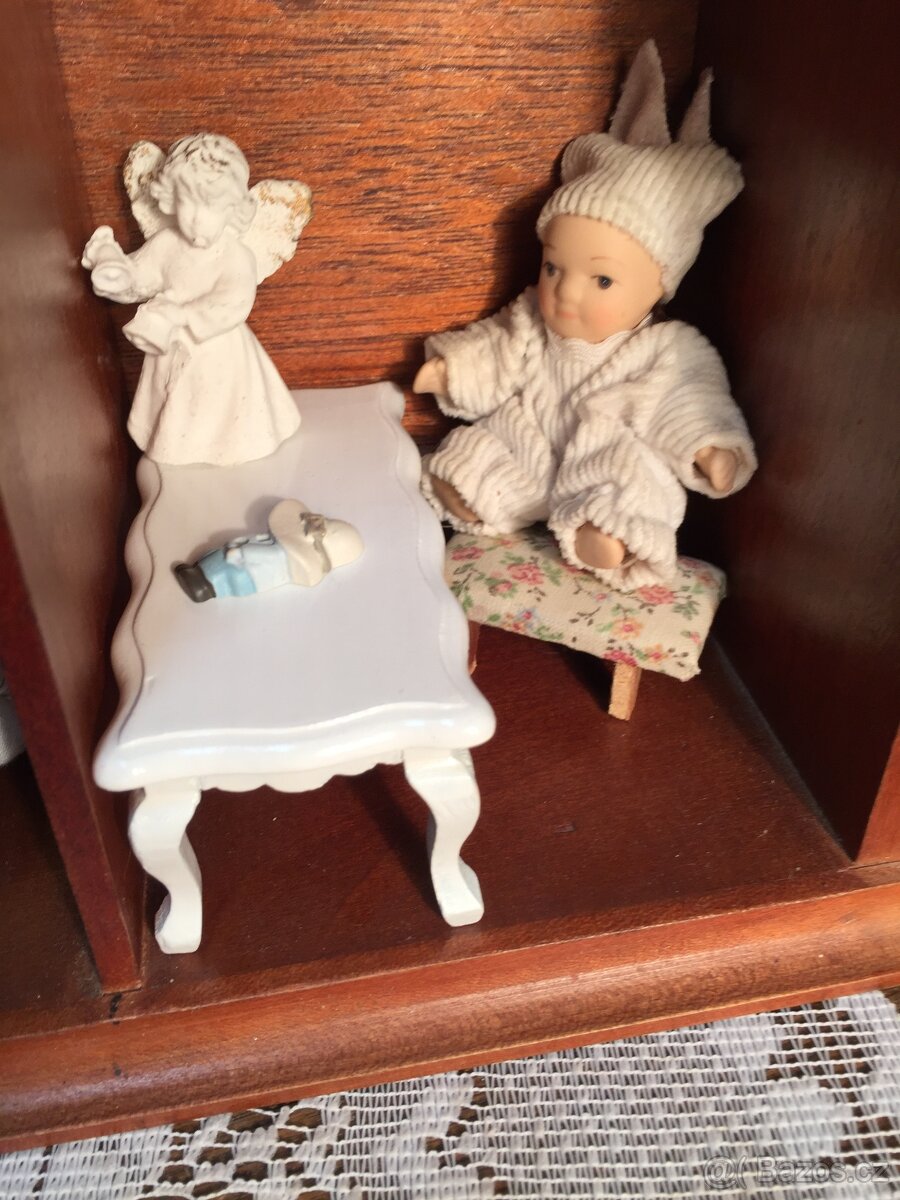 sběratelské panenky porcelánové značené a polička - 12