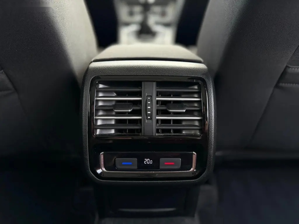 Volkswagen Passat - 12