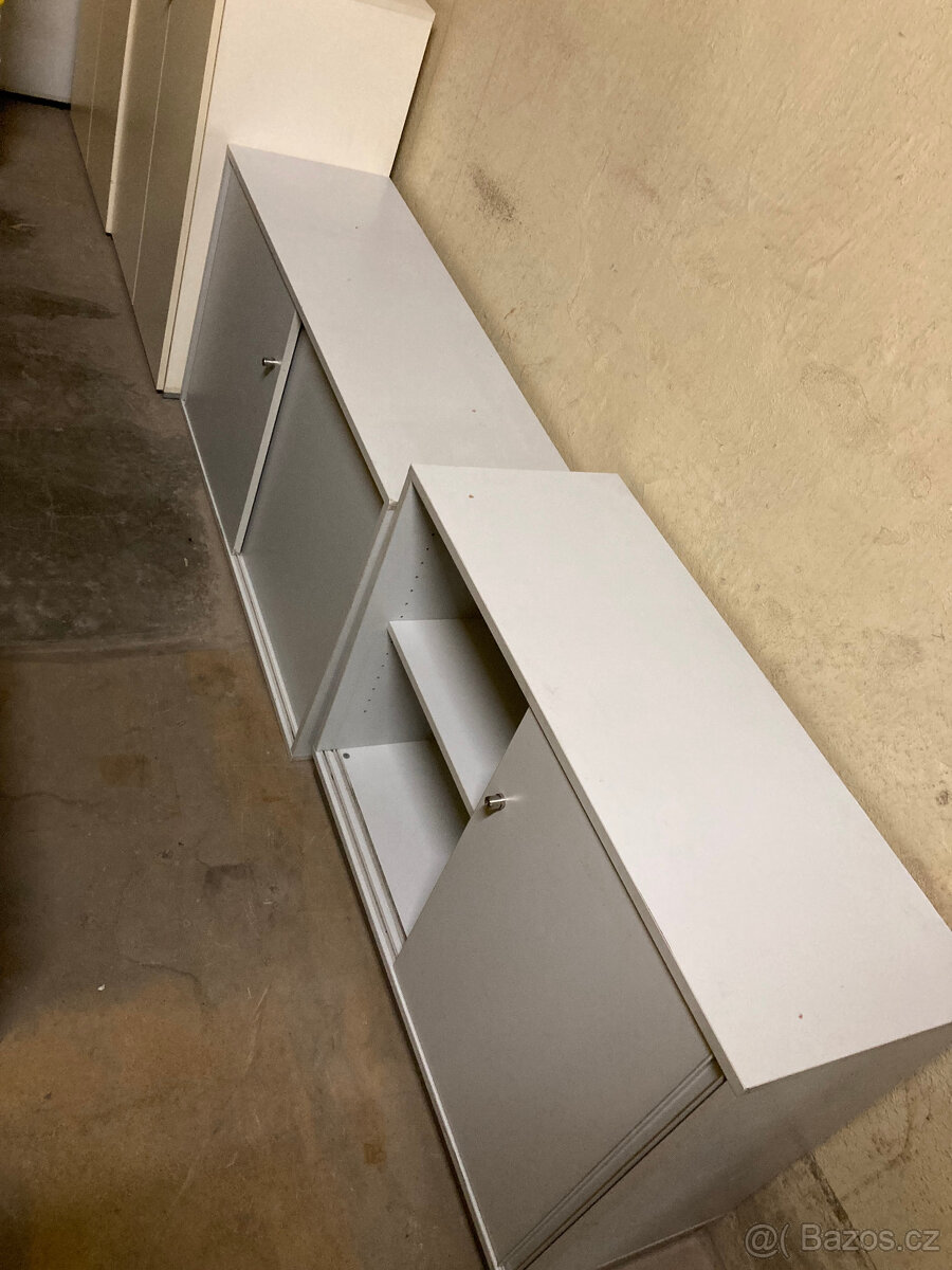 Skříňka nábytková nízká s posuvnými dveřmi za 500 kč - 12