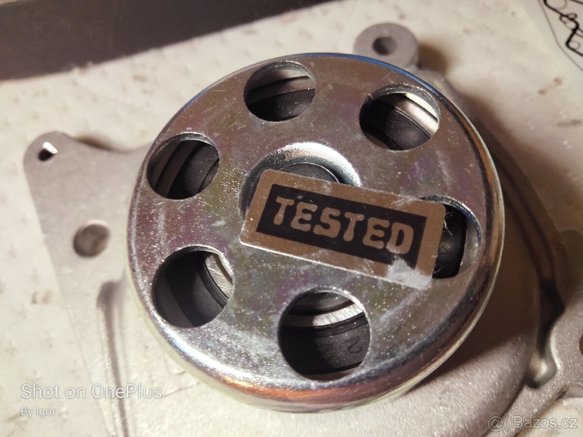 Vodňí čerpadlo, chlazeňí motoru. SKF VKPC 86419 - 12