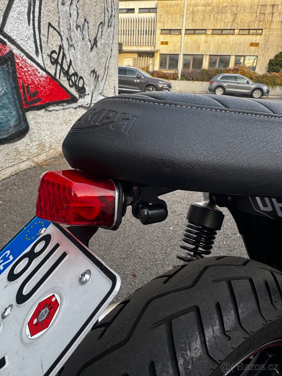 Triumph Street twin 900 - 12