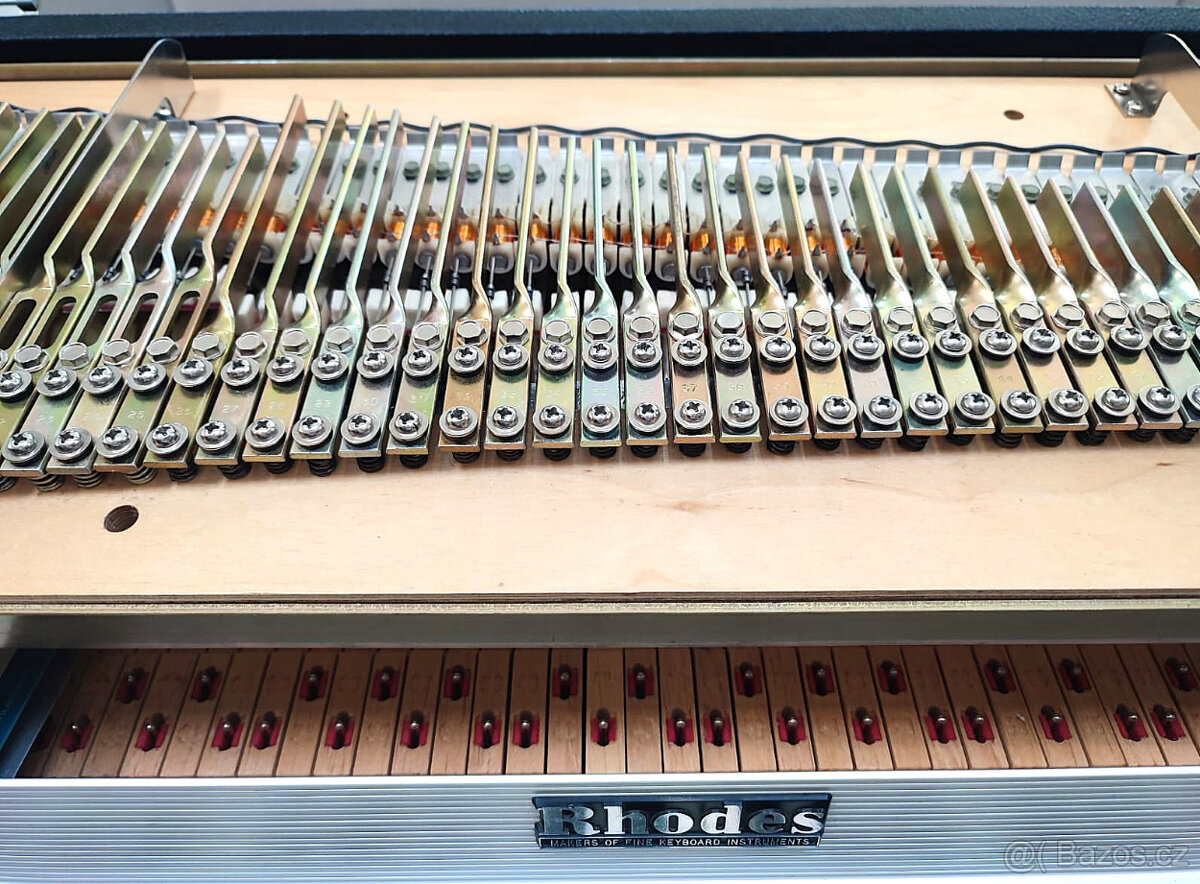 RHODES MARK I SeventyThree rok 1976 - 12