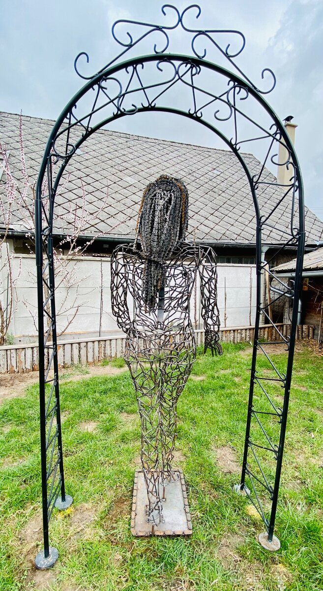 Prodám kovovou sochu ženy - 12