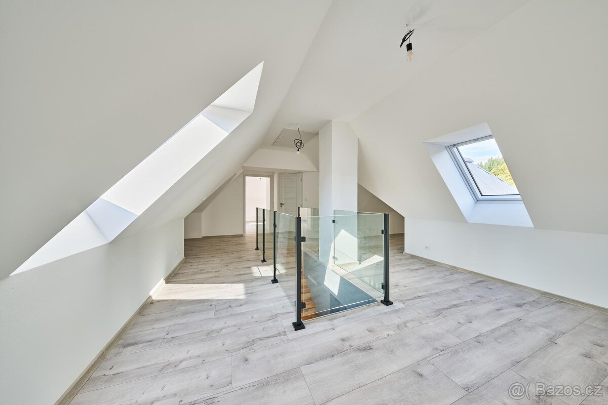 Prodej nového mezonetového bytu 3+1 se zahradou s bazénem - 12