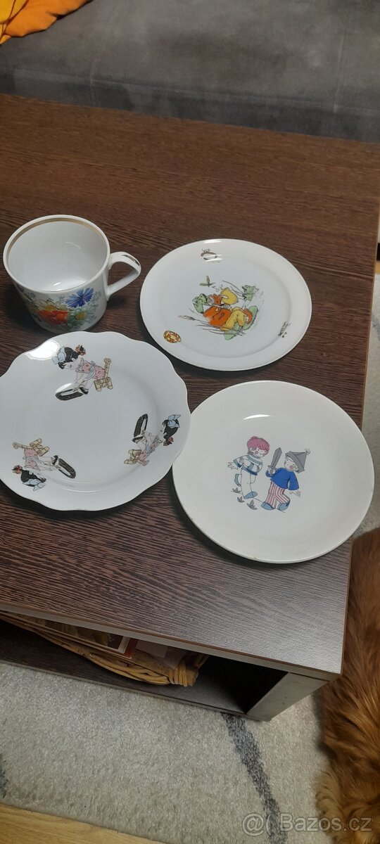 Starožitné dětské talířky a velký porcelánový hrnek - 12