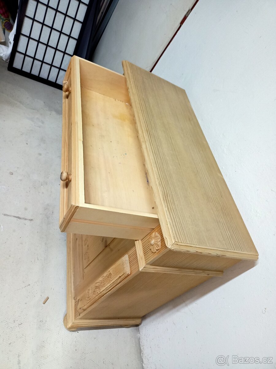 Prodám hezkou sestavu z masivu-komoda,věšák,zrcadlo. - 12