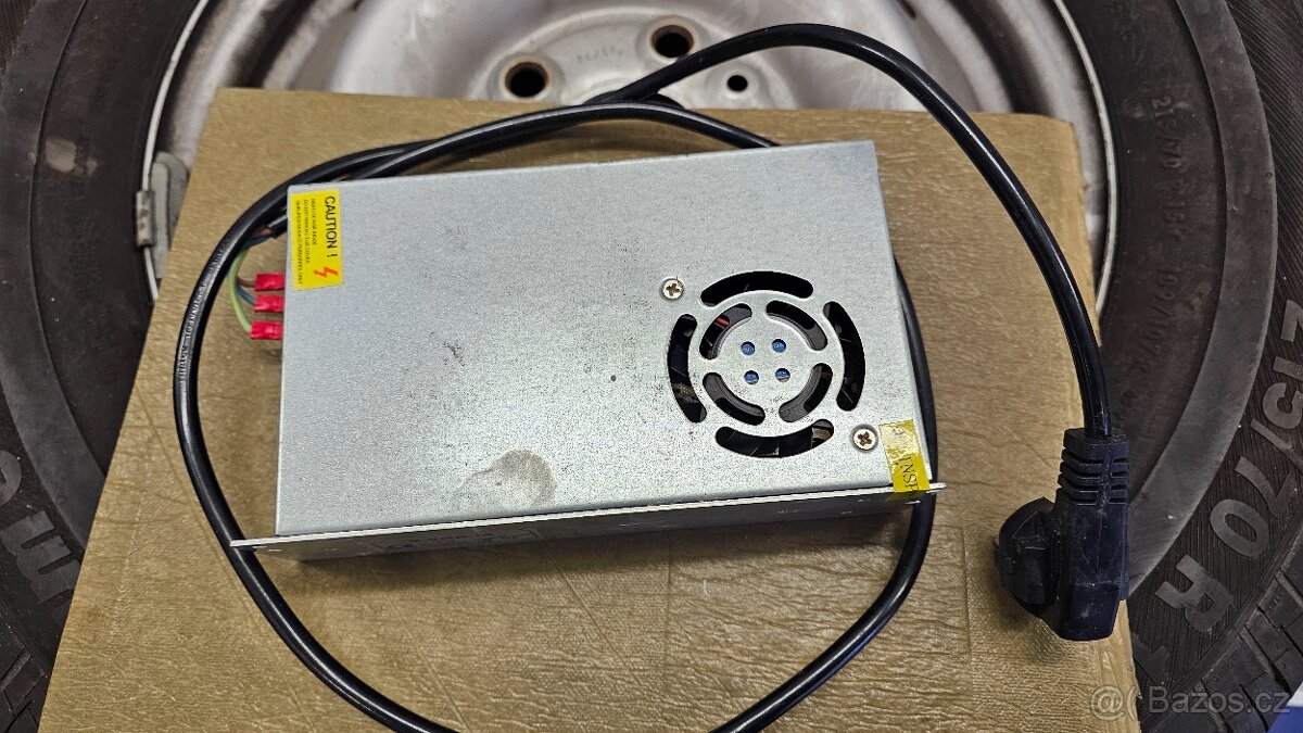 Malé krokové motory a napájecí zdroj - 12