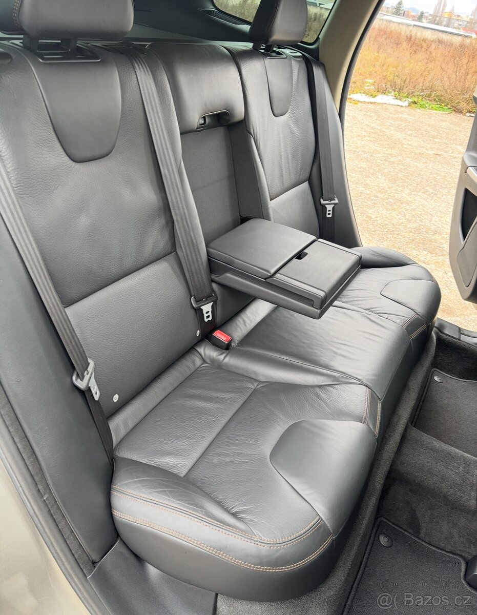 VOLVO XC60 2.4 D3 AWD SUMMUM •Ťažné •Manuál •Panorama - 12