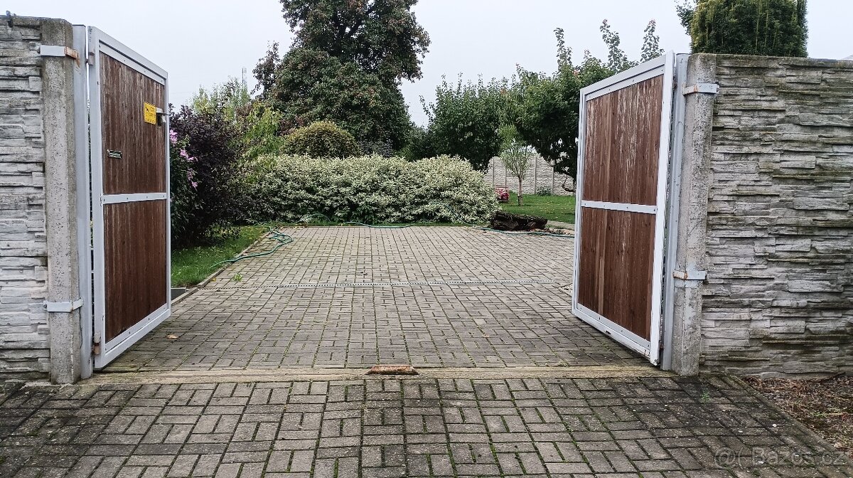 Kovová dvoukřídlá vrata, brána s dřevěnou výplní a pohonem - 12